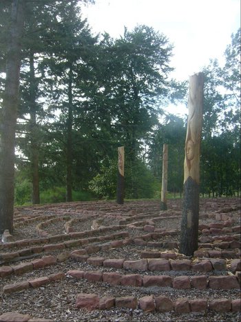 Ökumenischer Lebenspfad Alsenborn Ein begehbares Labyrinth aus Steinen inmitten eines Waldes