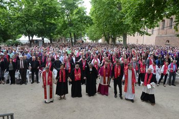 ACK Vertreter von neun Mitgliedskirchen der ACK-Südwest feiern mit 4.000 Gläubigen den Abschlussgottesdienst des Ökumenischen Kirchentags 2015 in Speyer. Alle Mitfeiernden reichen sich zum Gebet die Hände.