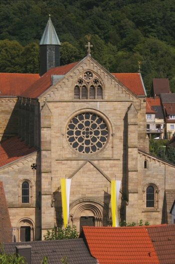 Immobilien Außenansicht der simultan genutzten, mächtigen, romanischen Abteikirche in Otterberg